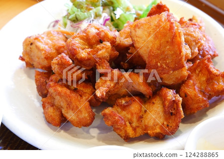 新鮮出爐的炸雞，味道鮮美 124288865