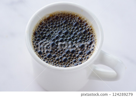 一個人一邊喝著現煮的芳香咖啡，一邊享受著悠閒放鬆的時光。 124289279