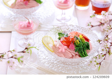 玻璃碗盛裝的櫻花素麵 櫻花素麵 玻璃碗盛裝的櫻花素麵 櫻花素麵 124289609