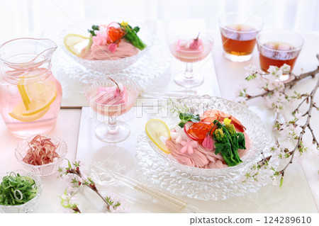 Sakura somen noodles served in a glass bowl Sakura somen noodles Sakura somen noodles served in a glass bowl Sakura somen noodles 124289610