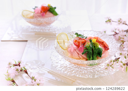 玻璃碗盛裝的櫻花素麵 櫻花素麵 124289622