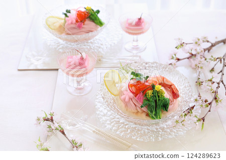 Sakura somen noodles served in a glass bowl Sakura somen noodles Sakura somen noodles served in a glass bowl Sakura somen noodles 124289623