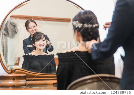 Bride / bride preparing for wedding / ceremony in bride's room / waiting room 124289756