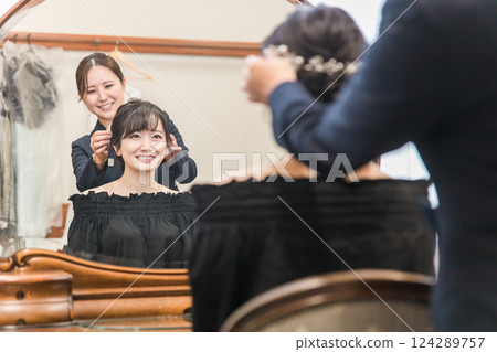 Bride / bride preparing for wedding / ceremony in bride's room / waiting room 124289757
