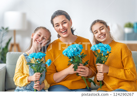 daughters and mom with flowers daughters and mom with flowers 124290267