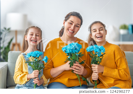daughters and mom with flowers daughters and mom with flowers 124290277