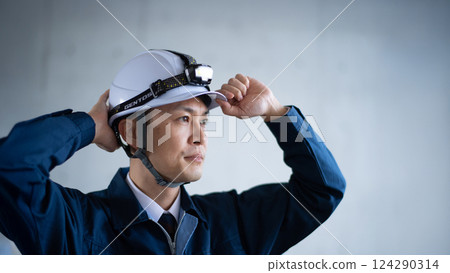 A man wearing a helmet 124290314