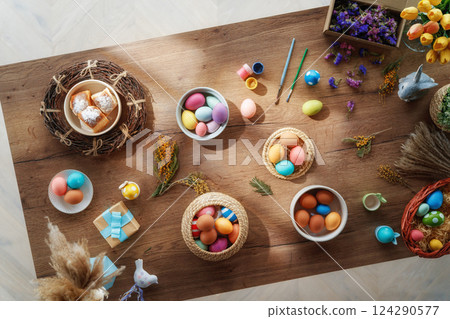 Easter holiday background 124290577