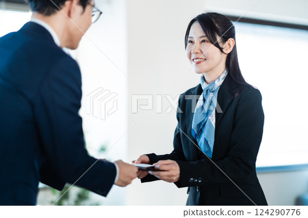 A capable career woman exchanging business cards 124290776