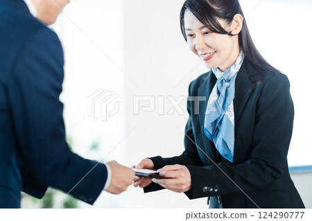 能幹的職場女性交換名片 能幹的職場女性交換名片 124290777