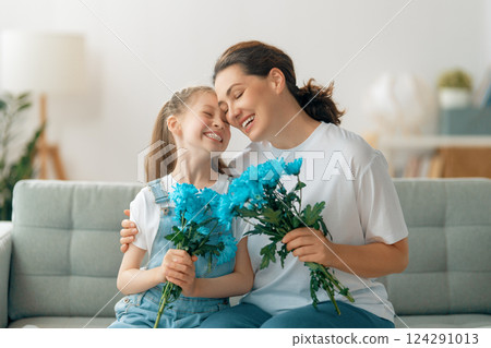 daughter and mom with flowers 124291013