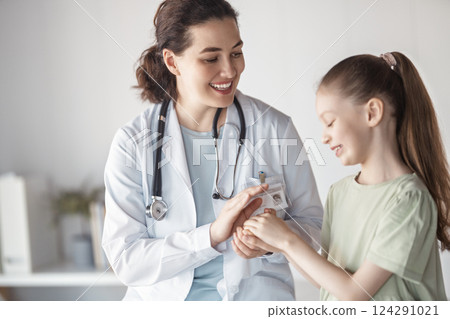 patient with a doctor in medical office patient with a doctor in medical office 124291021