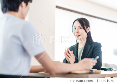 A career woman carefully explaining presentation materials 124291070