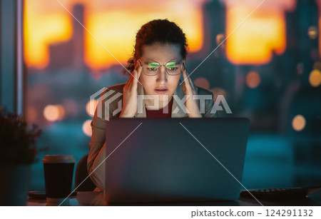 businesswoman working on laptop businesswoman working on laptop 124291132