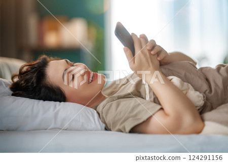 woman is using a phone 124291156