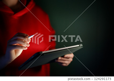 Man is using tablet pc 124291173
