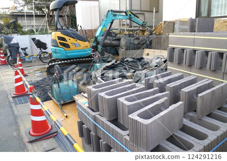 Carpenters and craftsmen are always working hard on new building construction and exterior construction. Carpenters and craftsmen are always working hard on new building construction and exterior construction. 124291216