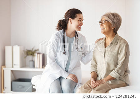 patient with a doctor in medical office 124291243