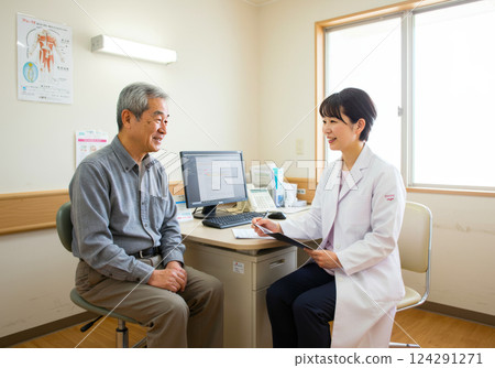 A nurse explaining to a patient A nurse explaining to a patient 124291271
