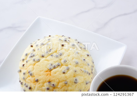 美味的蜜瓜麵包和現煮的咖啡 美味的蜜瓜麵包和現煮的咖啡 124291367