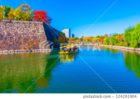 The outer moat and barge boats of Osaka Castle Park The outer moat and barge boats of Osaka Castle Park 124291904