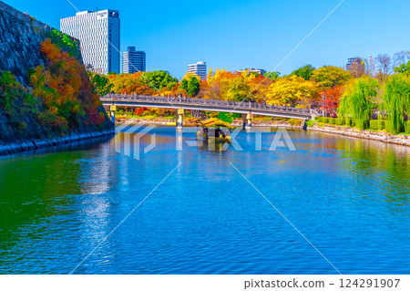 The outer moat and barge boats of Osaka Castle Park 124291907