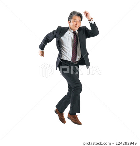 一位中年男性商務人士精力充沛地跳躍。 124292949