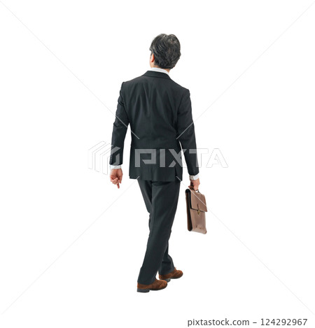 一位行走的中年男性商務人士的背影。 124292967