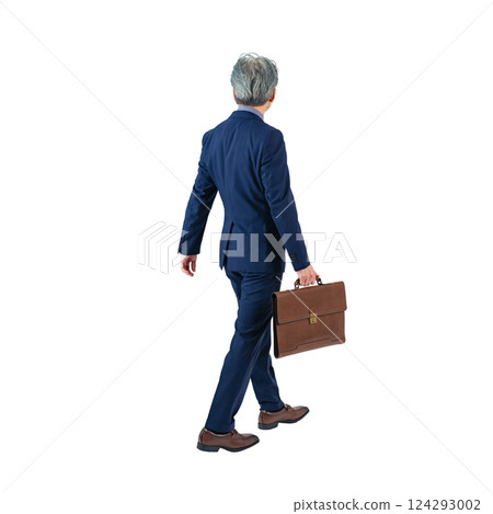 一位行走的中年男性商務人士的背影。 一位行走的中年男性商務人士的背影。 124293002