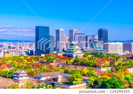 大阪城和大阪商業園在秋天 124294265