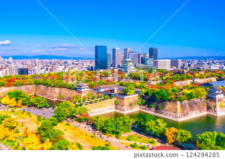 大阪城和大阪商業園在秋天 124294285