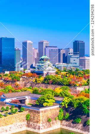 大阪城和大阪商業園在秋天 124294298