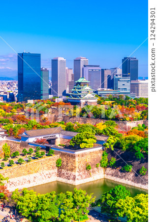 大阪城和大阪商業園在秋天 124294301