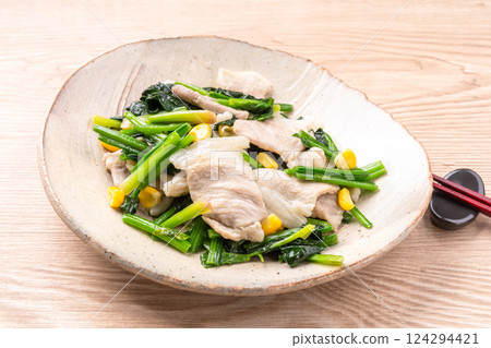 奶油炒菠菜和豬肉 124294421