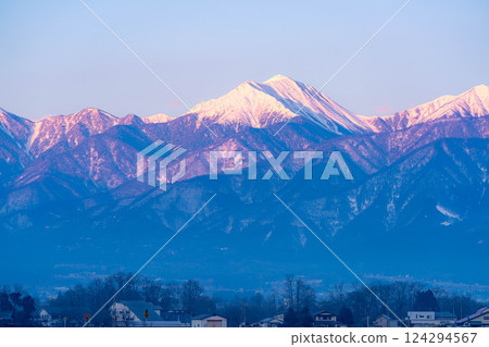 [Northern Alps Material] The Northern Alps in winter dyed in the morning glow [Nagano Prefecture] 124294567