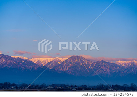 [Northern Alps Material] The Northern Alps in winter dyed in the morning glow [Nagano Prefecture] 124294572