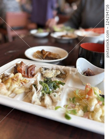 Family eating food 124294716