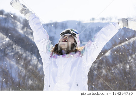 享受雪的女人 124294780