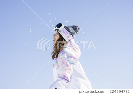 享受雪的女人 124294781