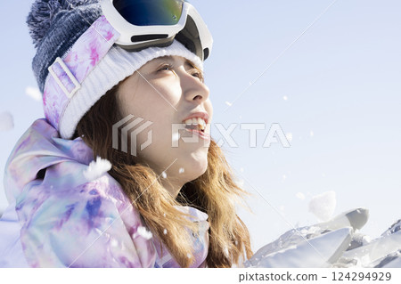 享受雪的女人 124294929