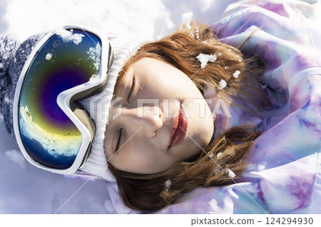 享受雪的女人 124294930
