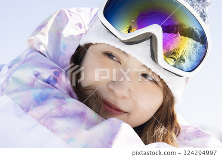 女人享受滑雪 124294997