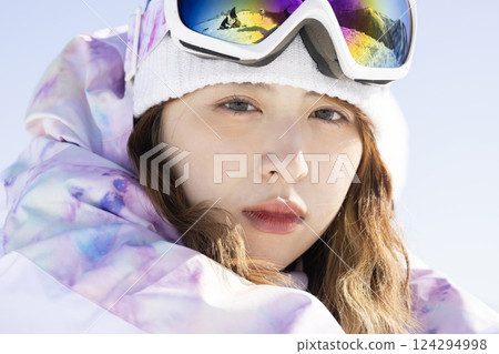 女人享受滑雪 124294998