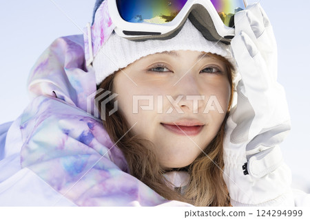 女人享受滑雪 124294999