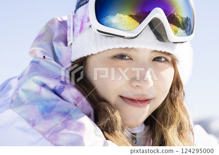 女人享受滑雪 124295000