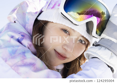 女人享受滑雪 124295004