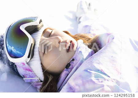 女人享受滑雪 124295158