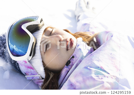 Woman enjoying ski 124295159