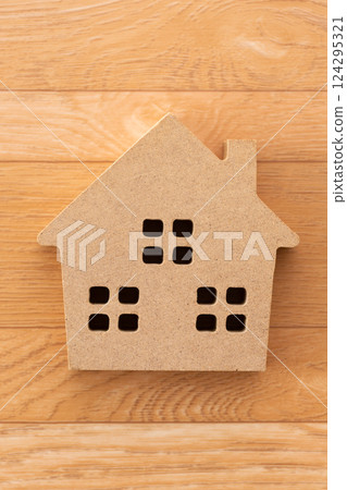 木地板墊和木屋 124295321