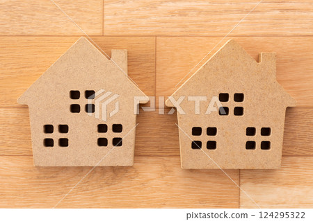 木地板墊和木屋 124295322